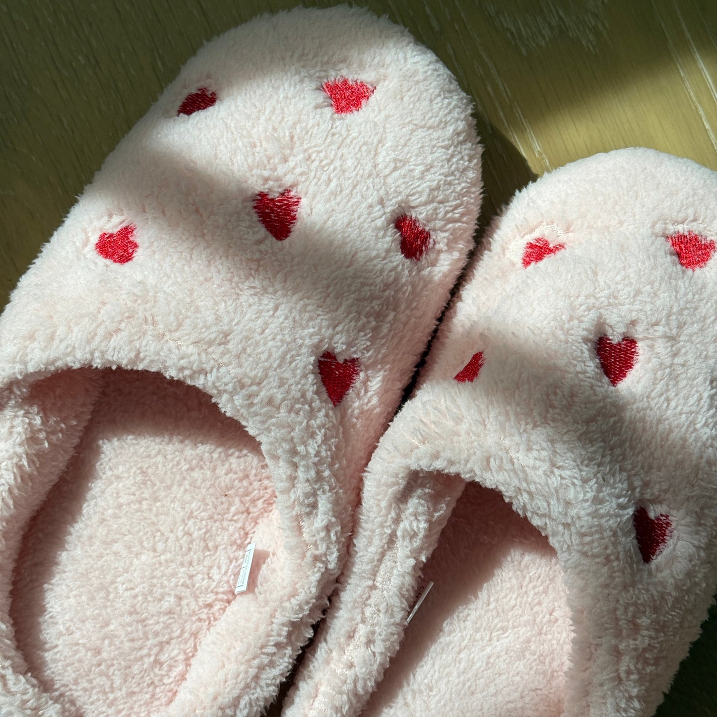 HAND HEART SLIPPERS
