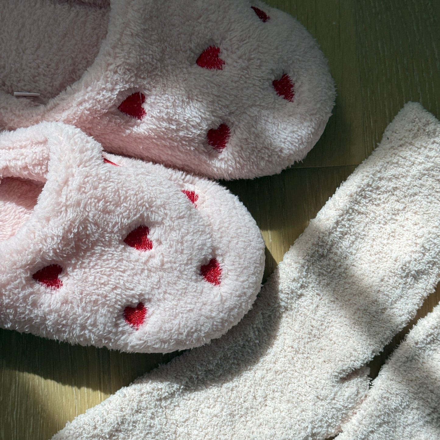 HAND HEART SLIPPERS